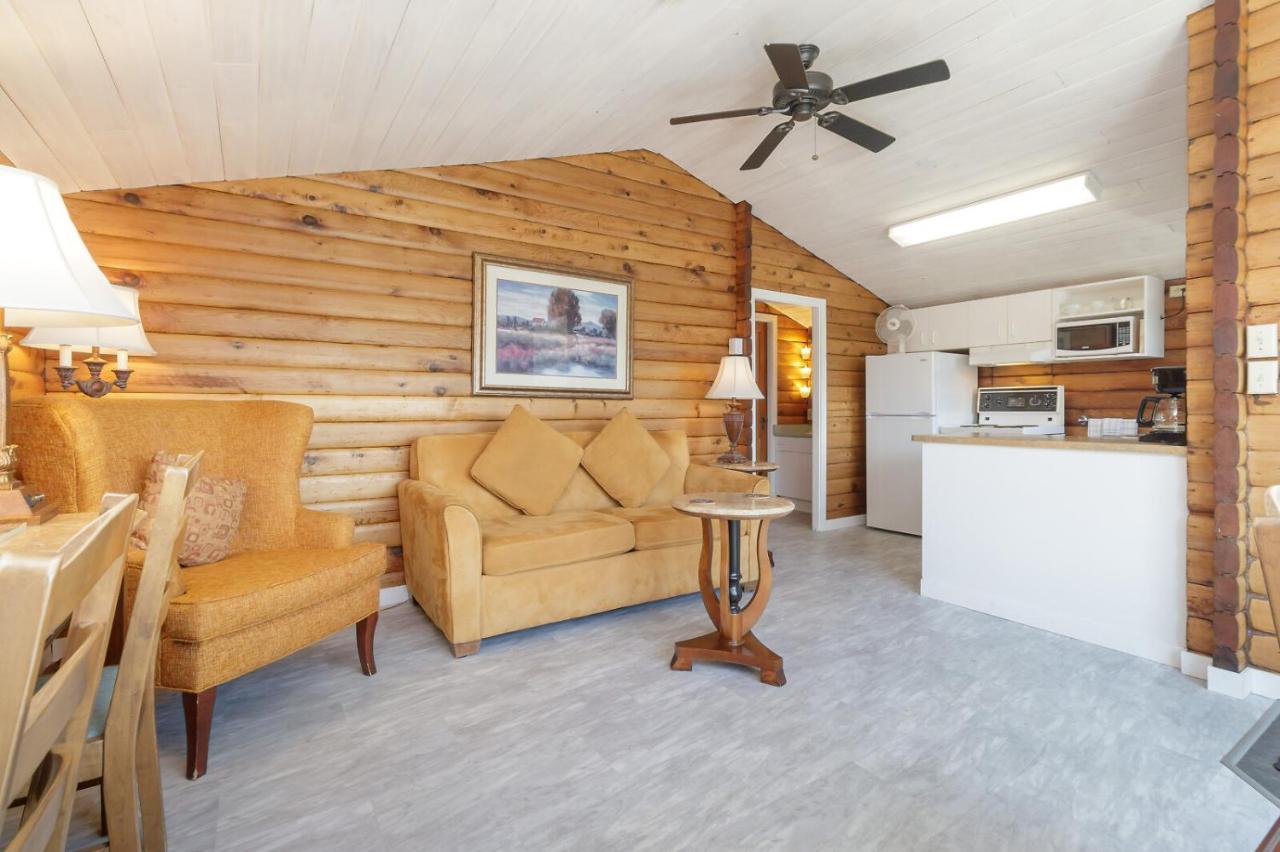 The Cedarwood Inn & Suites Sidney Extérieur photo