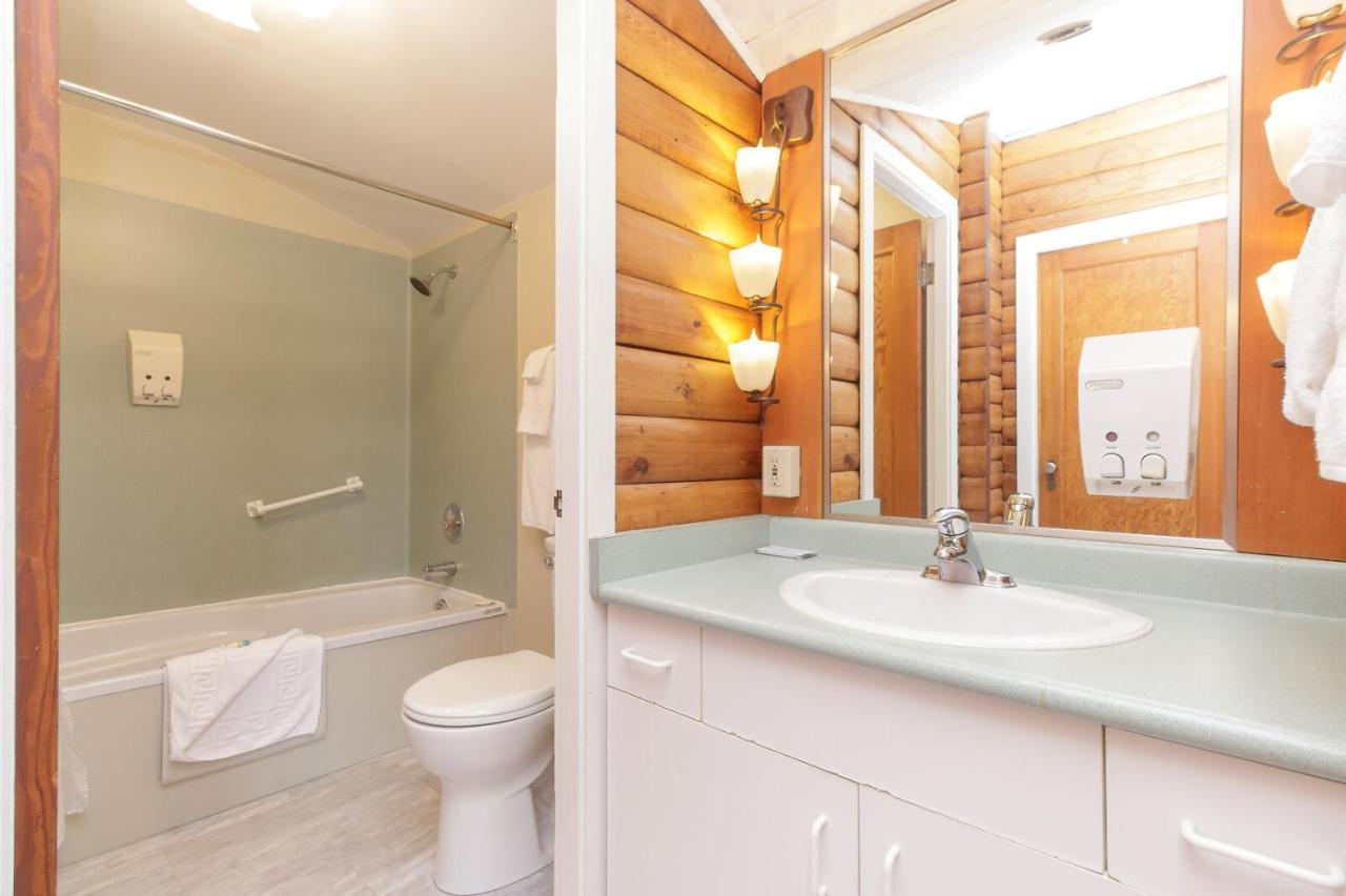 The Cedarwood Inn & Suites Sidney Extérieur photo