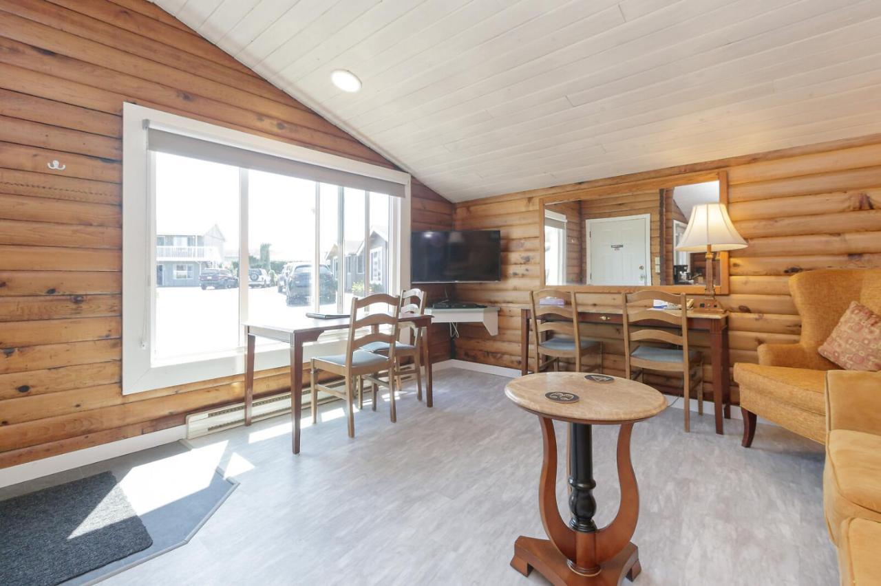 The Cedarwood Inn & Suites Sidney Extérieur photo