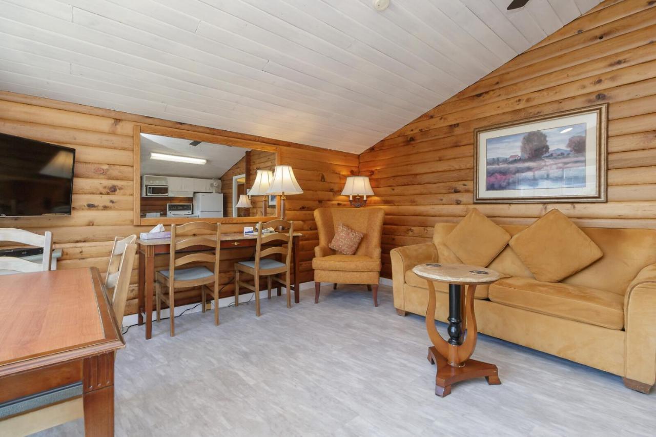 The Cedarwood Inn & Suites Sidney Extérieur photo