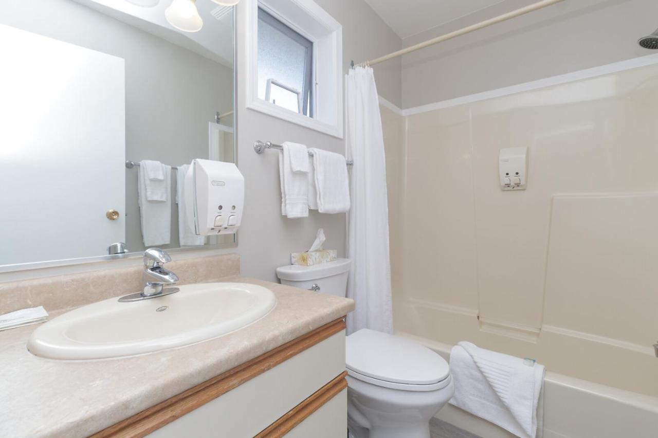 The Cedarwood Inn & Suites Sidney Extérieur photo