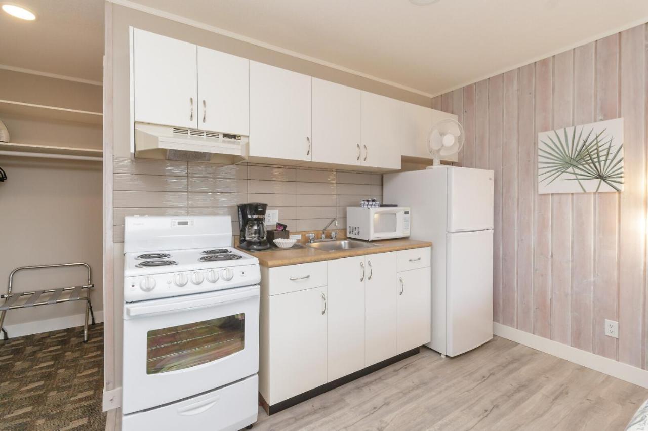 The Cedarwood Inn & Suites Sidney Extérieur photo