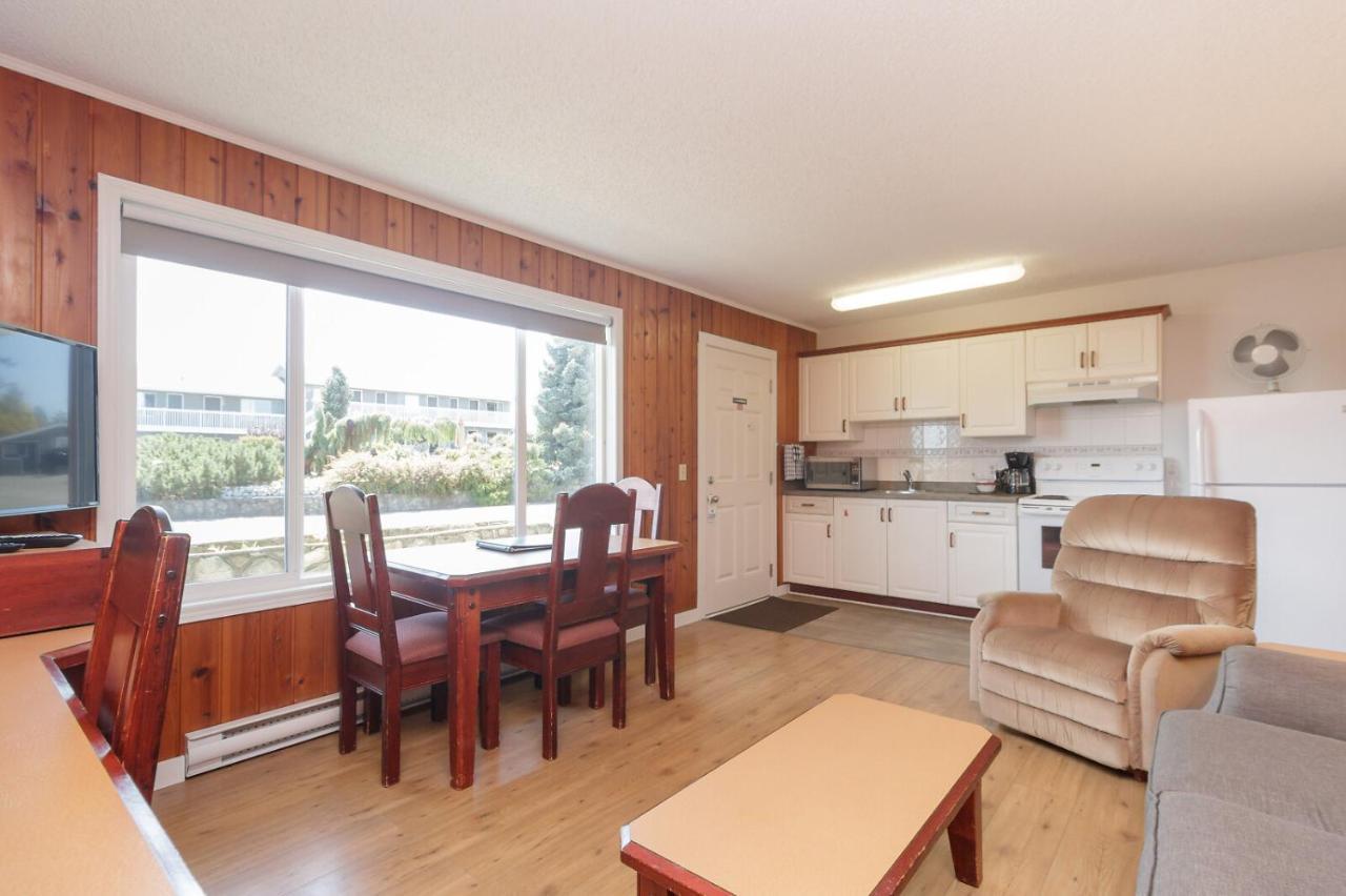 The Cedarwood Inn & Suites Sidney Extérieur photo