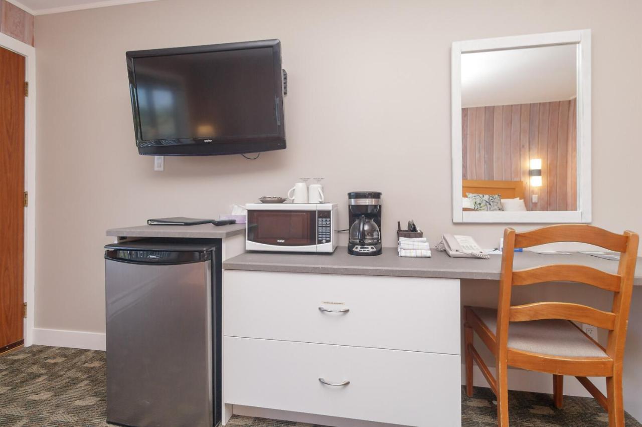 The Cedarwood Inn & Suites Sidney Extérieur photo