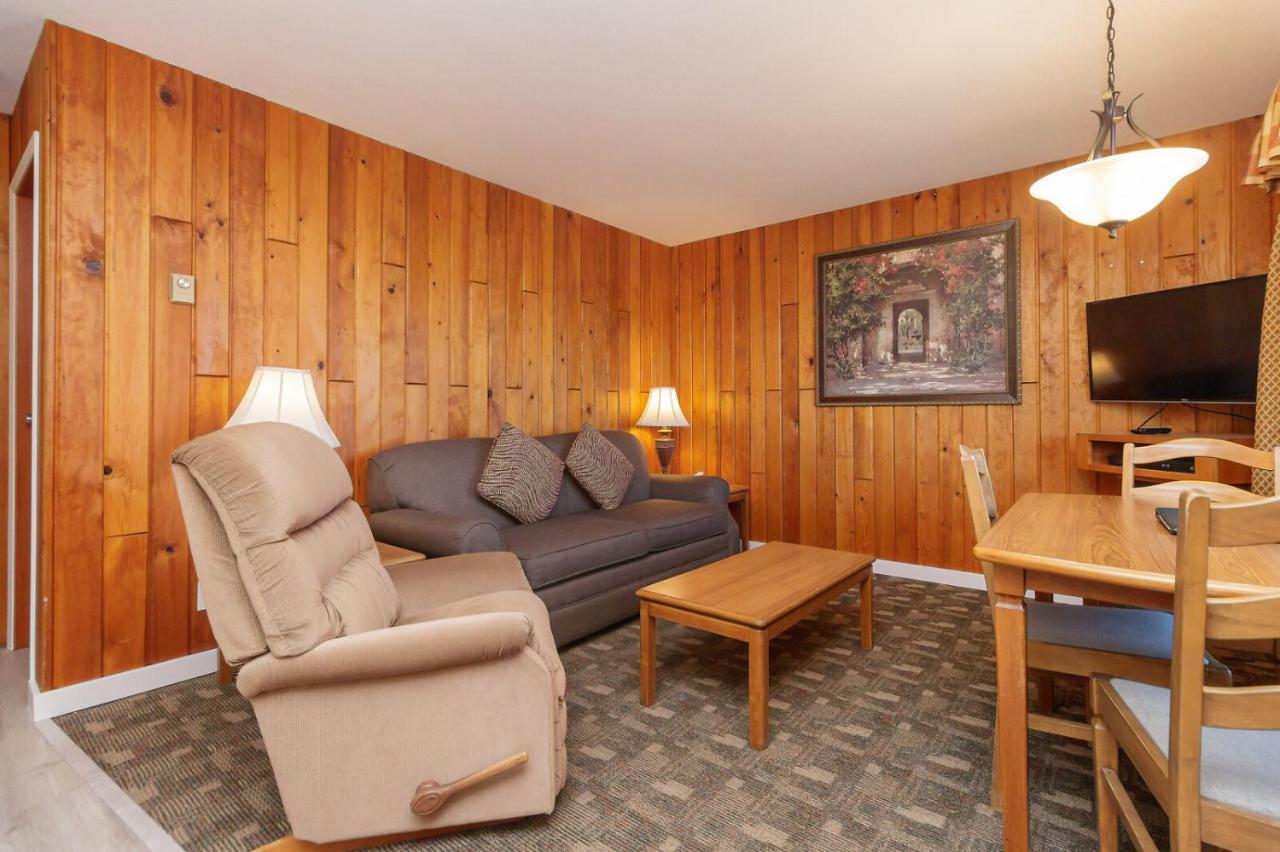 The Cedarwood Inn & Suites Sidney Extérieur photo