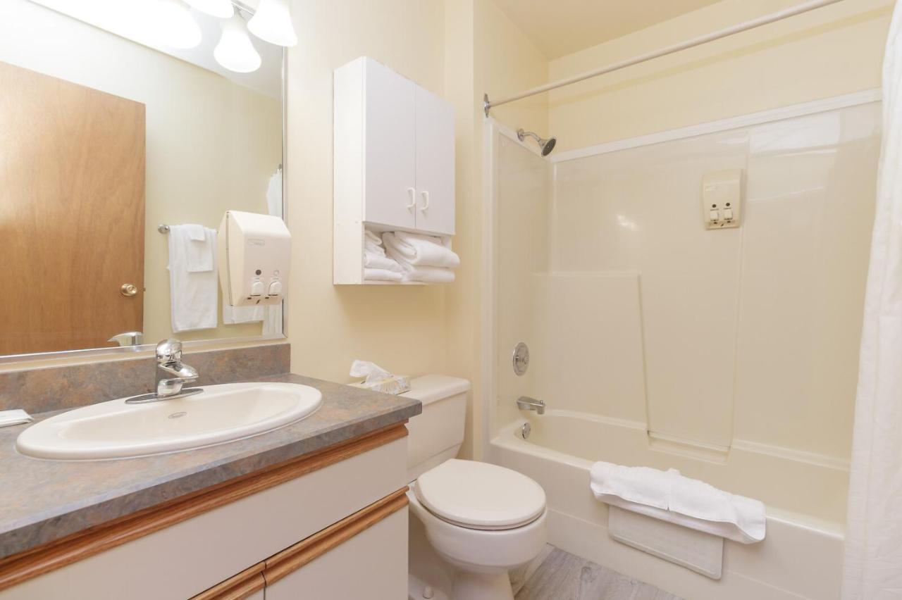 The Cedarwood Inn & Suites Sidney Extérieur photo