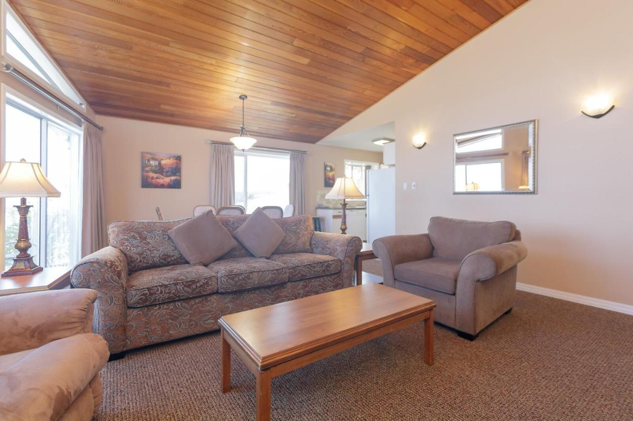 The Cedarwood Inn & Suites Sidney Extérieur photo