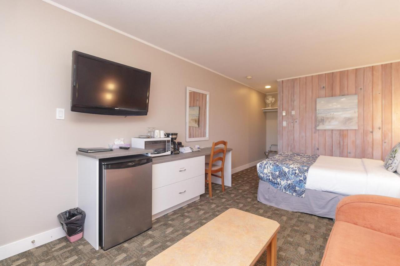 The Cedarwood Inn & Suites Sidney Extérieur photo