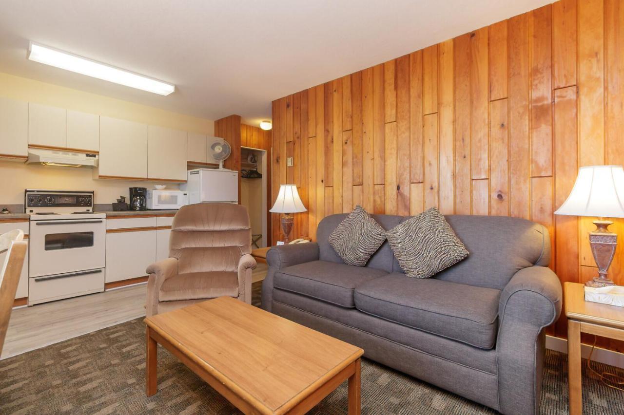 The Cedarwood Inn & Suites Sidney Extérieur photo