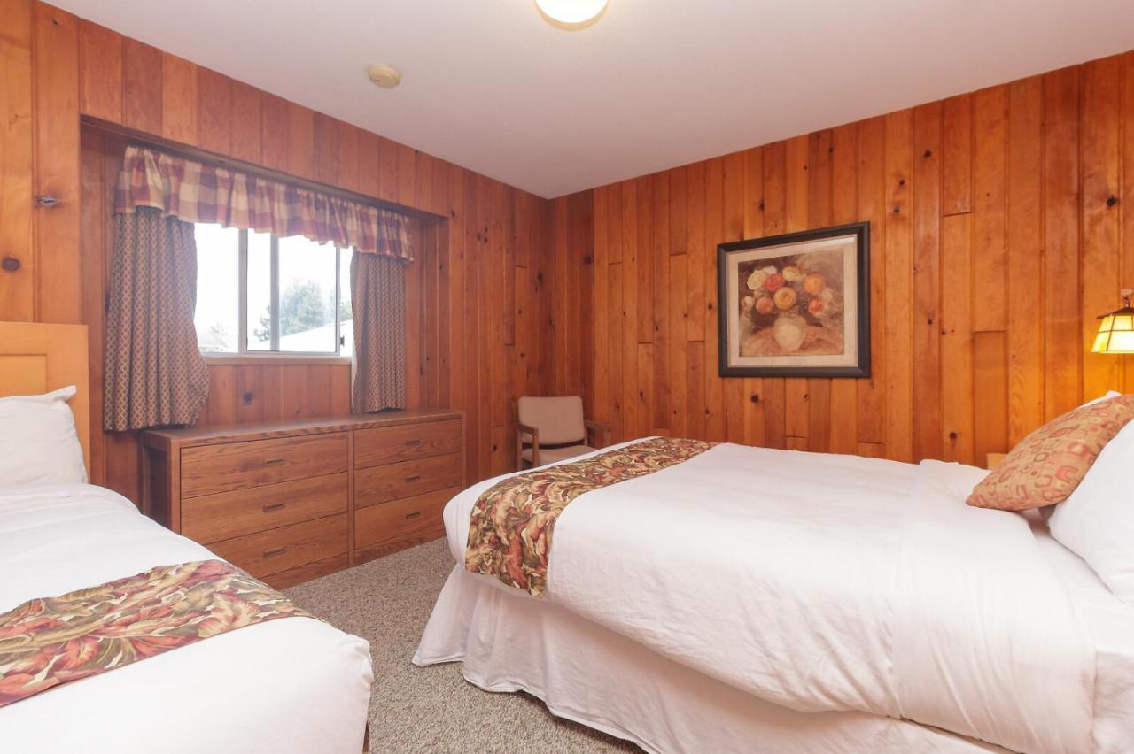 The Cedarwood Inn & Suites Sidney Extérieur photo