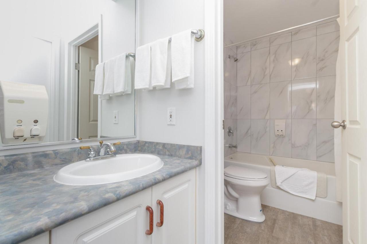 The Cedarwood Inn & Suites Sidney Extérieur photo