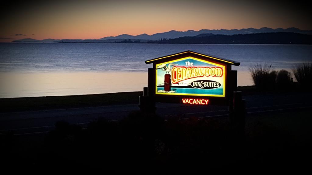 The Cedarwood Inn & Suites Sidney Extérieur photo