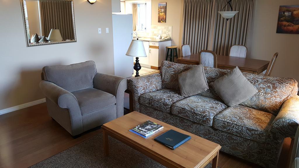 The Cedarwood Inn & Suites Sidney Extérieur photo