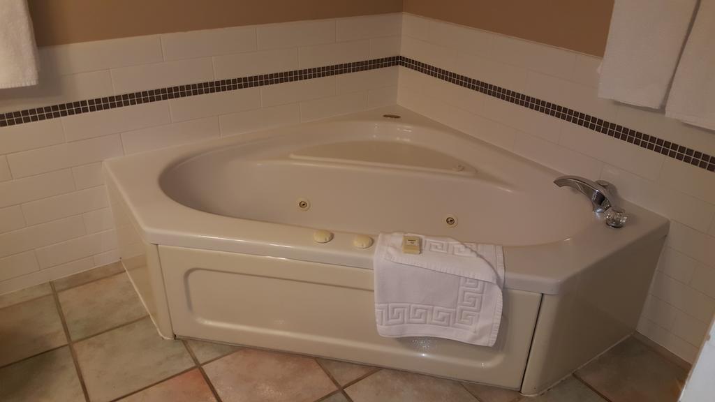The Cedarwood Inn & Suites Sidney Extérieur photo