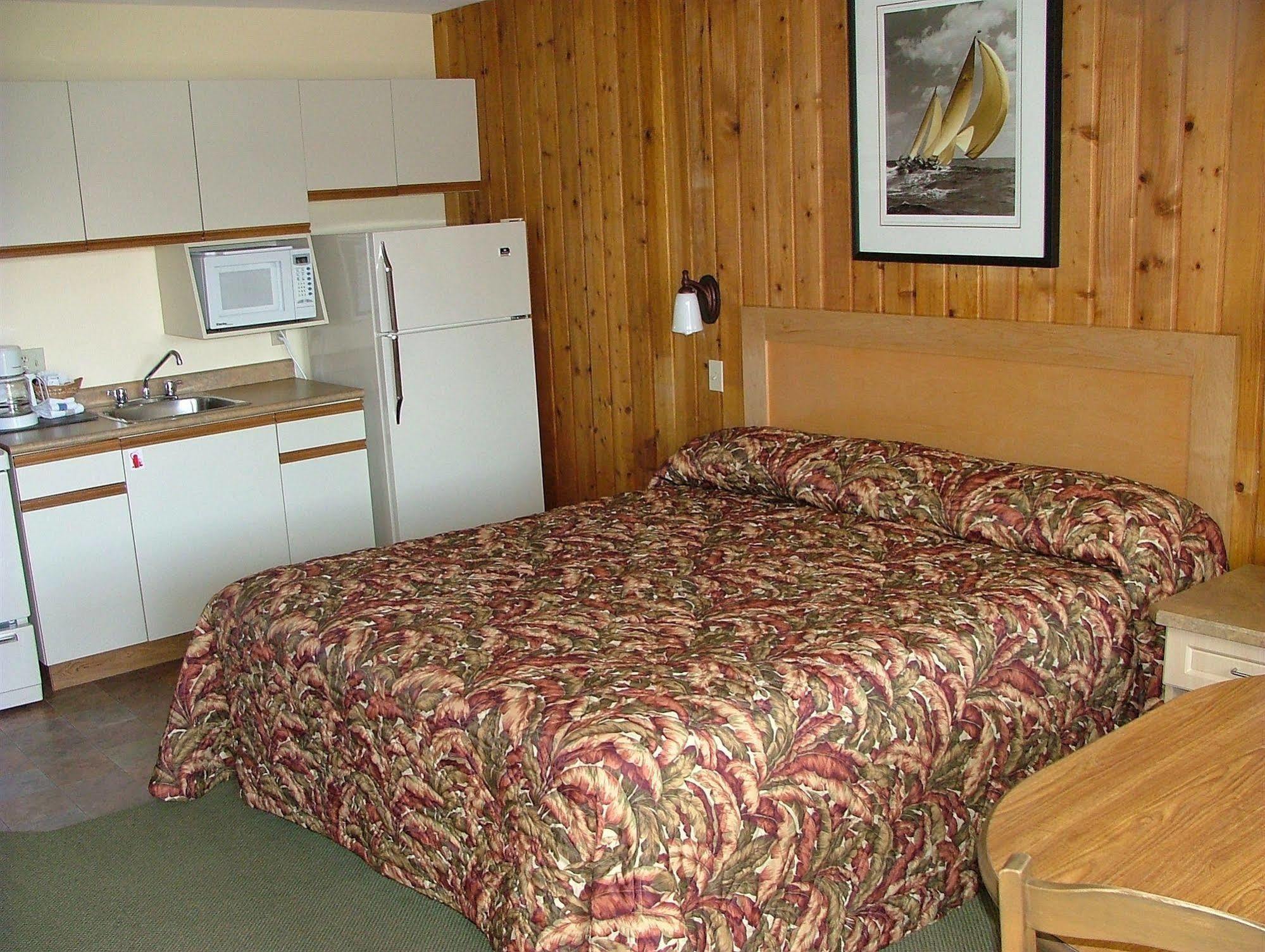 The Cedarwood Inn & Suites Sidney Extérieur photo