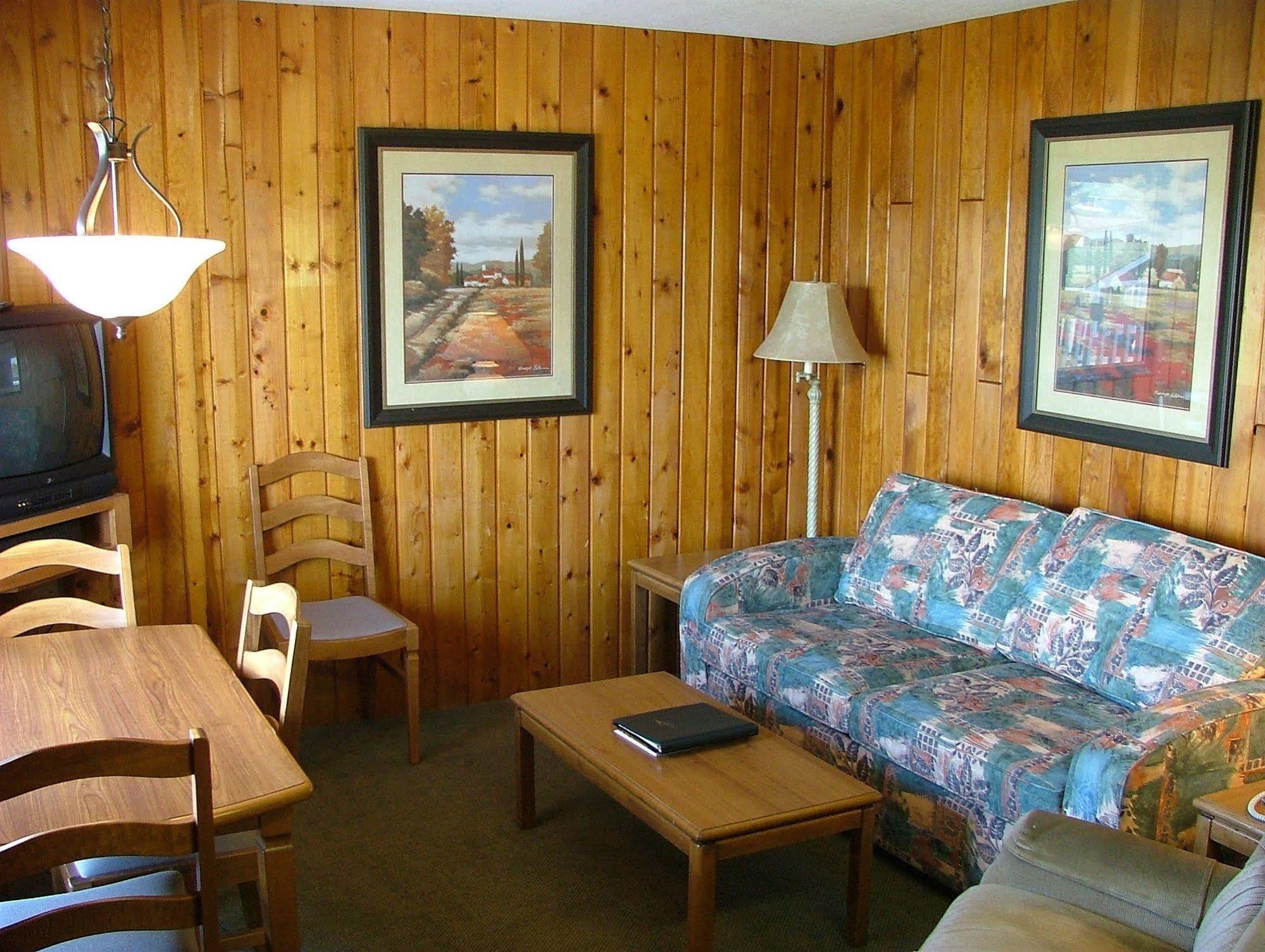 The Cedarwood Inn & Suites Sidney Extérieur photo