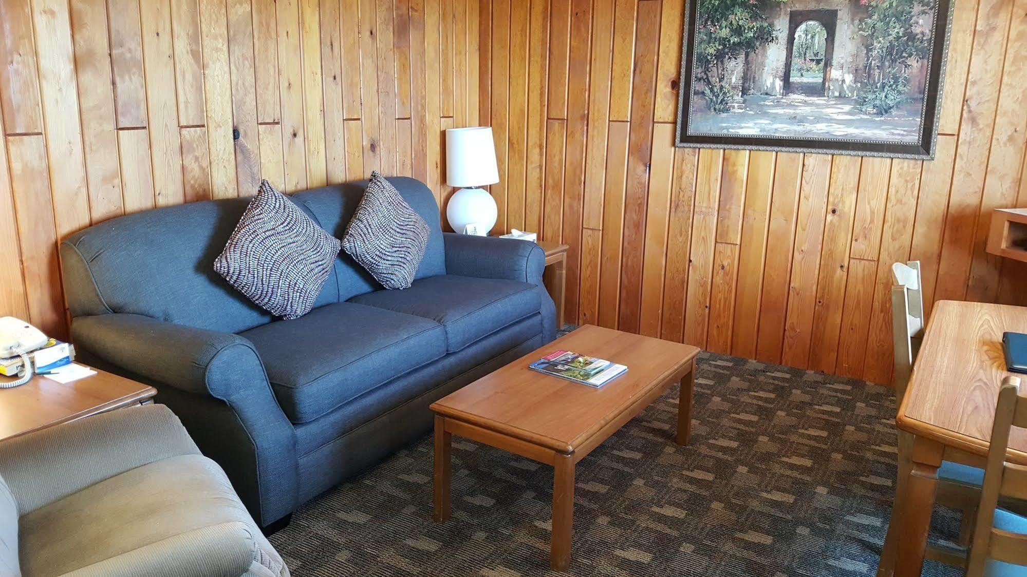 The Cedarwood Inn & Suites Sidney Extérieur photo