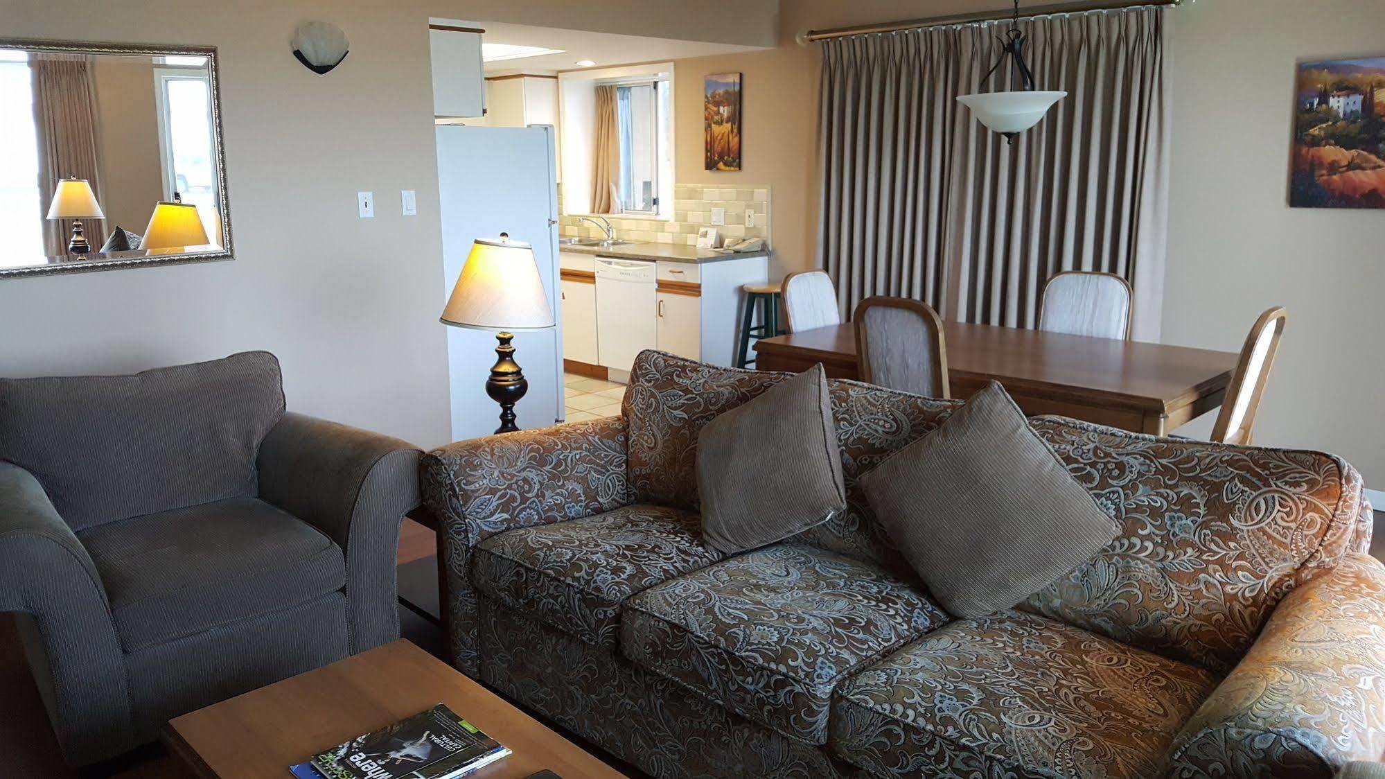 The Cedarwood Inn & Suites Sidney Extérieur photo