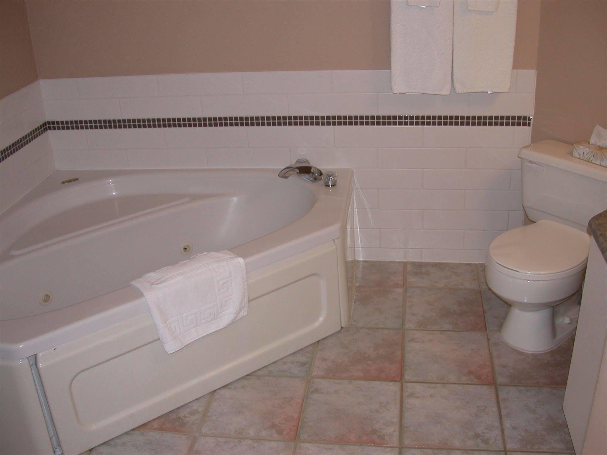 The Cedarwood Inn & Suites Sidney Extérieur photo