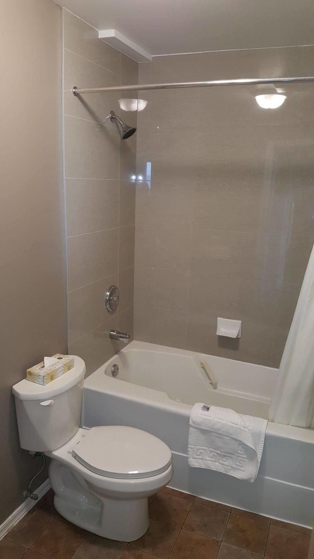 The Cedarwood Inn & Suites Sidney Extérieur photo
