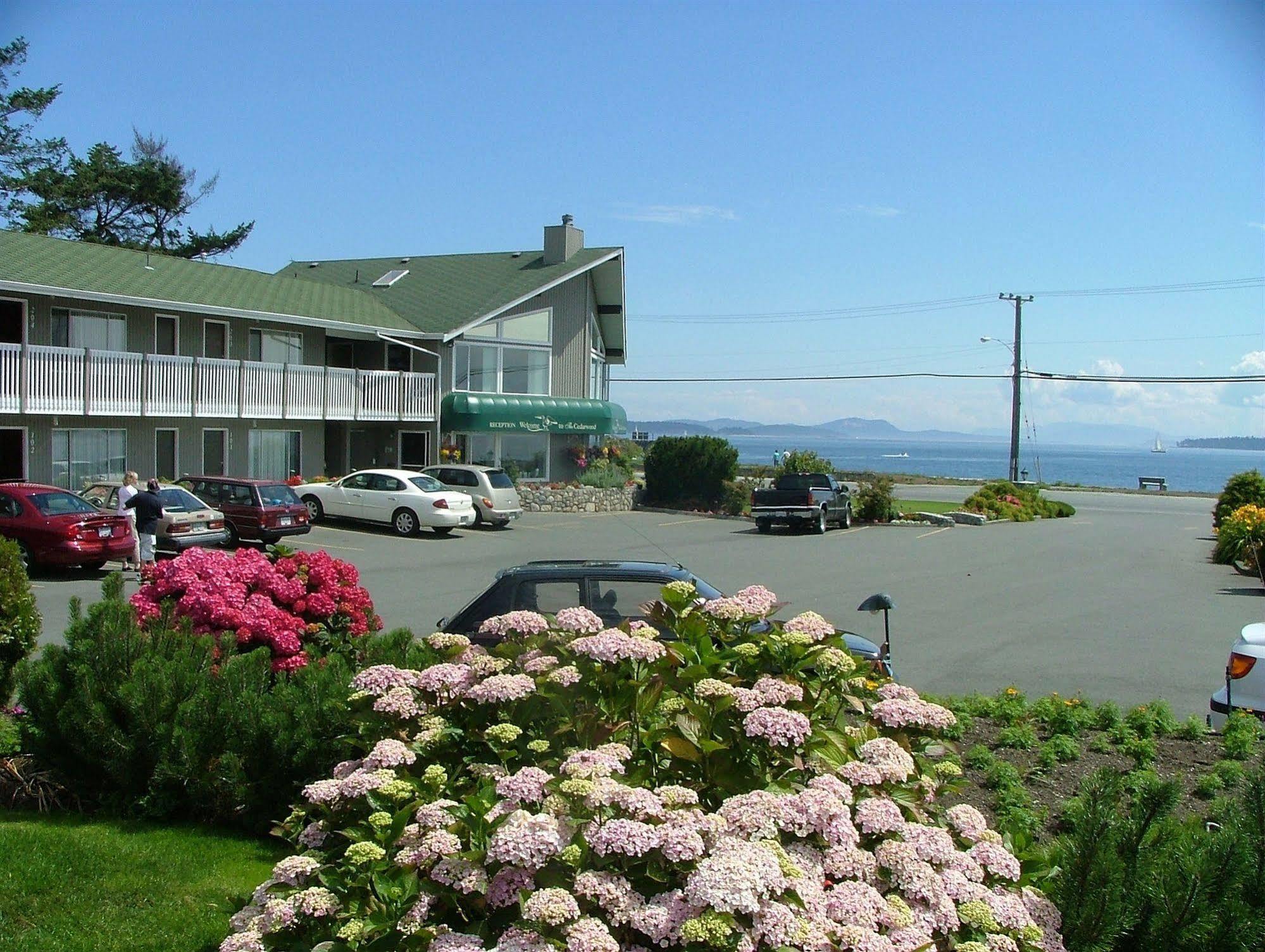 The Cedarwood Inn & Suites Sidney Extérieur photo