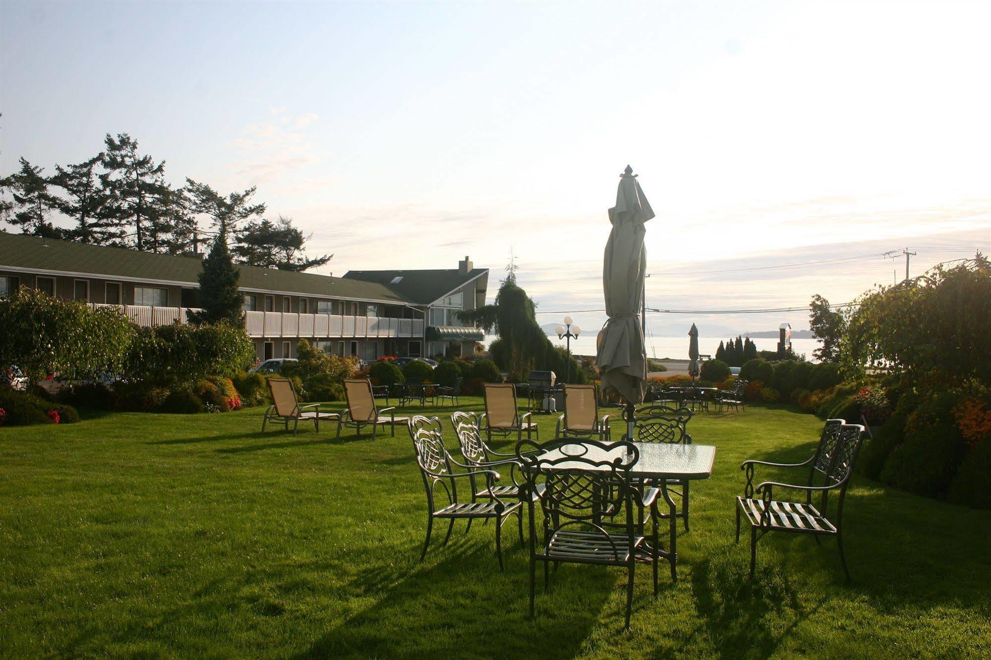 The Cedarwood Inn & Suites Sidney Extérieur photo