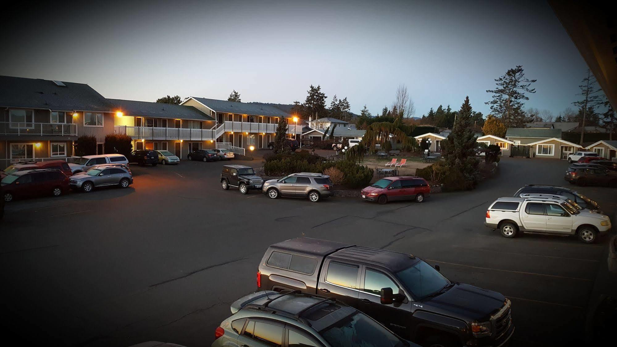 The Cedarwood Inn & Suites Sidney Extérieur photo