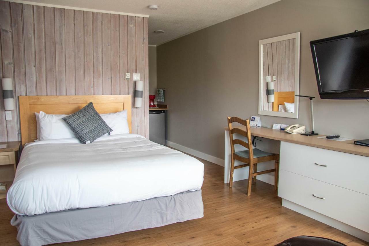 The Cedarwood Inn & Suites Sidney Extérieur photo
