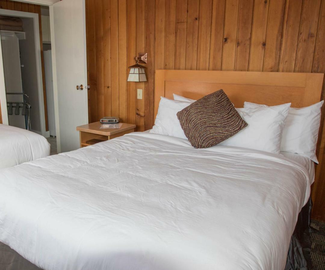 The Cedarwood Inn & Suites Sidney Extérieur photo