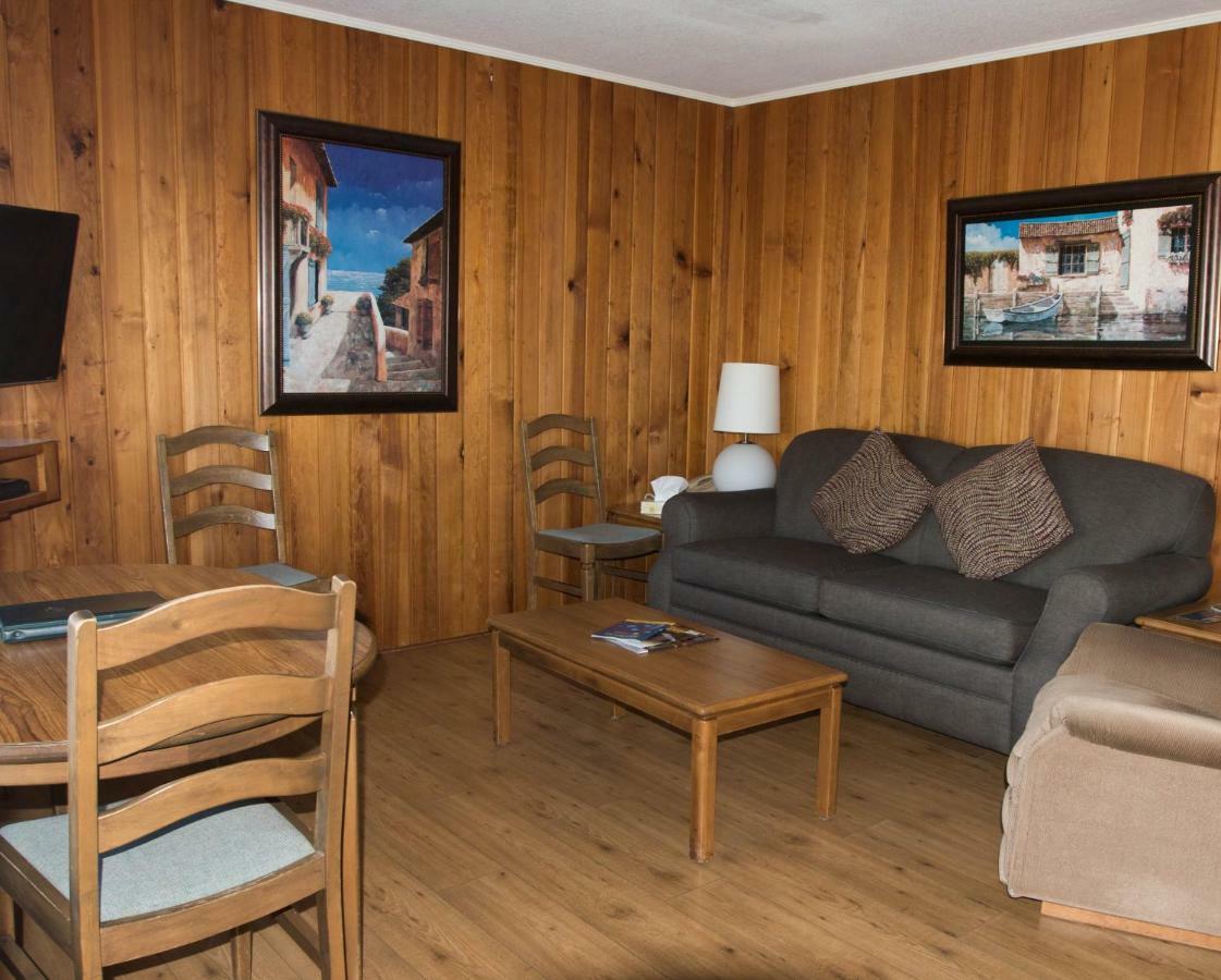 The Cedarwood Inn & Suites Sidney Extérieur photo