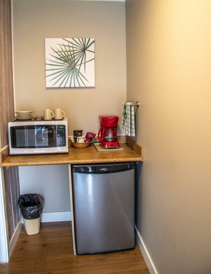 The Cedarwood Inn & Suites Sidney Extérieur photo