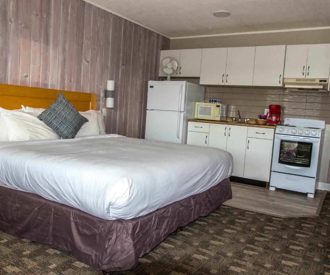 The Cedarwood Inn & Suites Sidney Extérieur photo