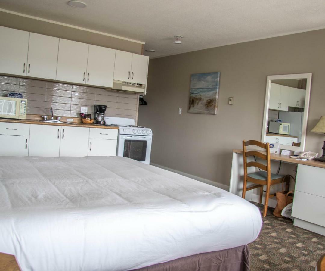 The Cedarwood Inn & Suites Sidney Extérieur photo